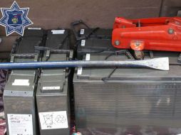 Policías tapatíos aseguraron las batería que pretendían hurtar los ladrones. ESPECIAL /