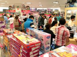 La confianza de los consumidores cayó 15.5% en el primer mes a tasa anual, mientras que en febrero lo hizo 11.4 por ciento. ARCHIVO /