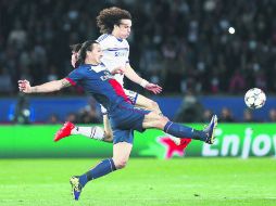 David Luiz (de blanco) se unirá a un grupo de figuras internacionales encabezadas por el delantero sueco Zlatan Ibrahimovic (de azul). EFE /