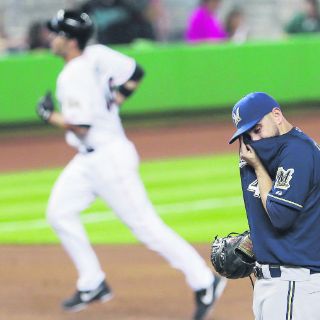 La ofensiva de Milwaukee rescata a Marco Estrada