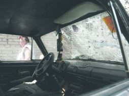 Una mujer pasa junto a un coche dañado tras los enfrentamientos entre prorrusos y soldados,justo el día del cierre de campaña.  /