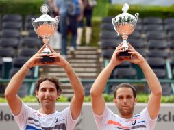 Santiago González (izq) y Scott Lipsky (der) se coronan campeones en el dobles del ATP de Alemania. EFE /