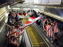 En los vagones, aficionados del Real Madrid y Atlético de Madrid coinciden y entonan cánticos. Todo en orden. EFE /