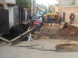La empresa encargada prometió reparar socavón lo antes posible, afirma delegado de Iztapalapa. Foto: @ServiciosU. ESPECIAL /