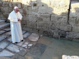 El Sumo Pontífice reza ante el río Jordán. EFE /