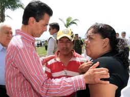 El Presidente Enrique Peña Nieto ofreció su apoyo y solidaridad a los papás de Alejandro. AFP /