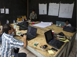 Cerca de 300 participantes trabajan en prototipos y en su esquema de negocios.  /