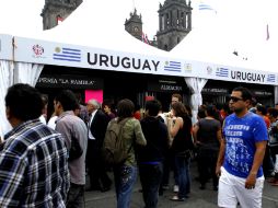 Jóvenes, adultos, familias enteras, hacen largas filas para poder degustar, escuchar y conocer un poco de la historia de los países. NTX /