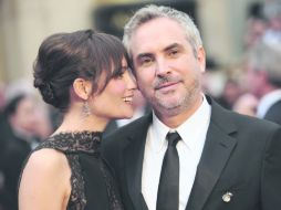 Se retira temporalmente del mundo cinematográfico. El director defeño Alfonso Cuarón con su novia Sheherazade Goldsmith. AP /