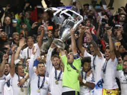 Iker Casillas levanta la copa de la Liga de Campeones, tras derrotar al Atlético de Madrid. EFE /
