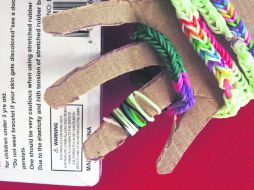 Las pulseras hechas con ligas se han convertido en un artículo que todas las niñas de secundaria. NTX /