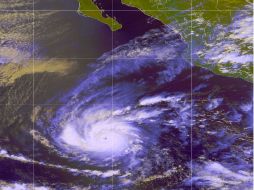 El metéoro es categoría tres, con potencial de dañar zonas costeras y causar inundaciones tierra adentro. ESPECIAL /