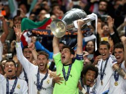 Iker Casillas levanta por primera vez el trofeo de campeón de Europa, desatando la locura entre los aficionados merengues. EFE /