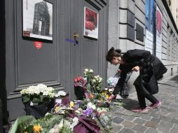 Personas dejan flores en la entrada Museo Judío de Bruselas en memoria de las víctimas del tiroteo. EFE /