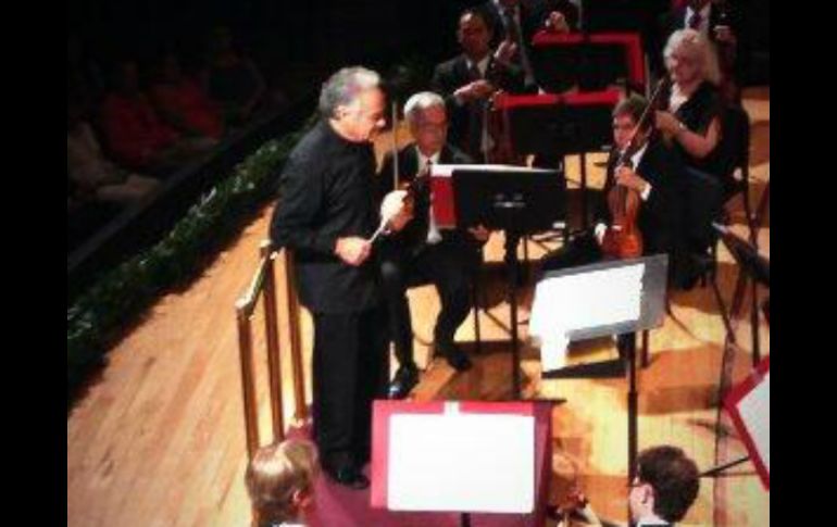 El director invitado, Yoav Talmi fue el encargado de tomar la batuta. ESPECIAL /