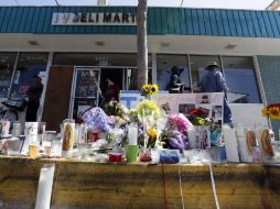 Varios estudiantes realizaron un monumento improvisado en honor a los seis muertos. AP /