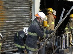 Los bomberos lograron controlar el fuego en unos 20 minutos aunque no fue suficiente para salvar las vidas. ARCHIVO /