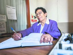 Desde hace 52 años, doña Ramora llega a su trabajo media hora antes de las 9:00 y se va poco después de las tres de la tarde.  /