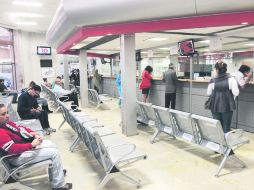 Incumplen en pagos. Un millón 510 mil 956 conductores pagaron a tiempo el refrendo 2014 en el periodo enero-marzo.  /