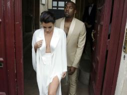 Kim Kardashian vestía un sencillo pero provocativo conjunto de dos piezas en blanco, mientras que Kanye portaba un traje color arena. AFP /