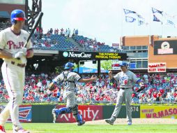 El pitcher Josh Beckett (61) celebra con el catcher Drew Butera (31) tras sacar al último Phillie, Chase Utley; no tuvo hit. AP /