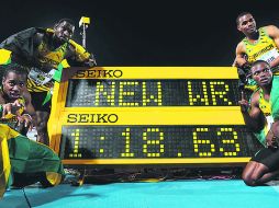 El equipo jamaicano posa con la nueva marca. El récord anterior, de Estados Unidos, duró 20 años. AP /