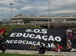 Los trabajadores de la educación recibieron al autobús de la selección brasileña. AFP /