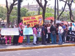 Ciudadanos se manifestaron afuera del Poder Legislativo, para pedir prohibición de calandrias, peleas de perros y tauromaquia.  /