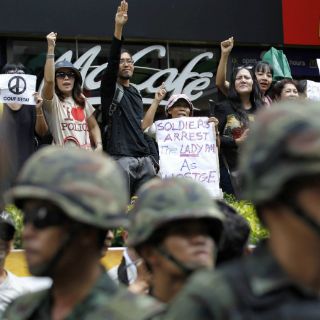 Jefe del ejército se confirma como líder en Tailandia, ciudadanos protestan