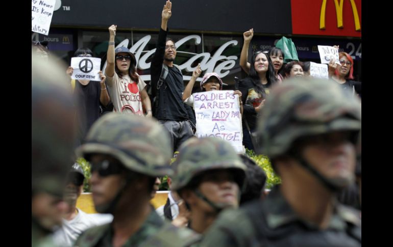 Ciudadanos se manifiestan ante la presencia de elementos del Ejército. EFE /