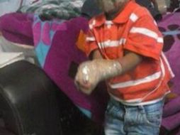 La fotografía del menor atado y amordazado con cinta canela fue difundida por su abuela en Facebook. ESPECIAL /