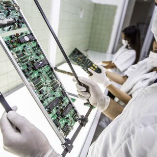 Con bajos salarios, México compite a China