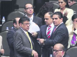 Alonso Raya, izquierda y Silvano Aureoles, derecha, quieren explicaciones de por qué no se aplicó el histórico presupuesto autorizado. NTX /