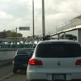 Reportan cierre de Lázaro Cárdenas por caída de postes