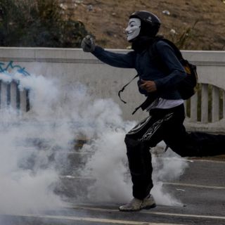 Dispersan protesta de ex militares venezolanos con gases lacrimógenos