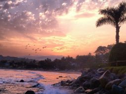 Olas que conquistan a los surfistas, atardeceres que roban el aliento y camas para esconderse entre el mar, la selva y la montaña. ESPECIAL /