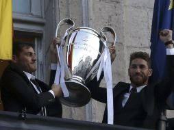 Iker festejó con 'La Orejona' y gracias al tanto de Ramos (d) su error fue lavado. EFE /