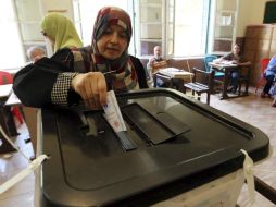 Una mujer egipcia vota en un colegio electoral de El Cairo durante la segunda jornada de las elecciones presidenciales en Egipto. EFE /