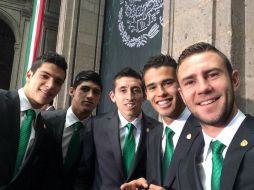 Esta es una de las imágenes en las que los seleccionados muestran su buena relación. Twitter: @Miguel_Layun. ESPECIAL /