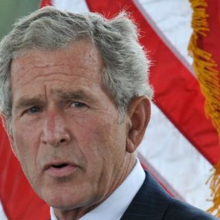 Operan de la rodilla al ex presidente George W. Bush