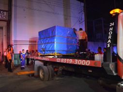 Para ser trasladado al crematorio, el cuerpo de Manuel Uribe, fue introducido en un contenedor y se contrató el servicio de una grúa. SUN /