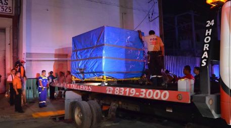 Para ser trasladado al crematorio, el cuerpo de Manuel Uribe, fue introducido en un contenedor y se contrató el servicio de una grúa. SUN /