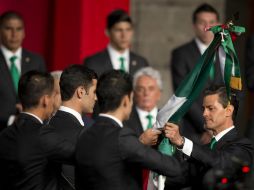 El Presidente Peña Nieto entrega la Bandera Nacional a jugadores de la Selección mexicana, rumbo al Mundial de futbol Brasil 2014. AP /