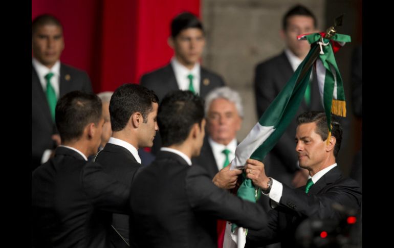El Presidente Peña Nieto entrega la Bandera Nacional a jugadores de la Selección mexicana, rumbo al Mundial de futbol Brasil 2014. AP /