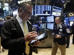 Los inversionistas se animan por reportes que muestran un aumento en la confianza del consumidor. ARCHIVO /