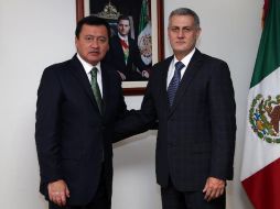 Osorio Chong (i) al lado de Chao Ebergenyi (d). TOMADA DE gobernacion.gob.mx  /