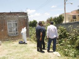 Personal del IJCF acudió al lugar para levantar el cadáver.  /