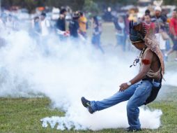 Algunos indígenas atacaron a la policía con arcos y flechas. EFE /