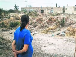 FRENTE AL PELIGRO. Una mujer que habita la colonia El Rehilete, en Zapopan, observa el canal que pasa muy cerca de su vivienda.  /