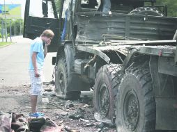 Un hombre se impresiona al ver las manchas de sangre que cubren un camión militar en las inmediaciones del aeropuerto de Donetsk. EFE /
